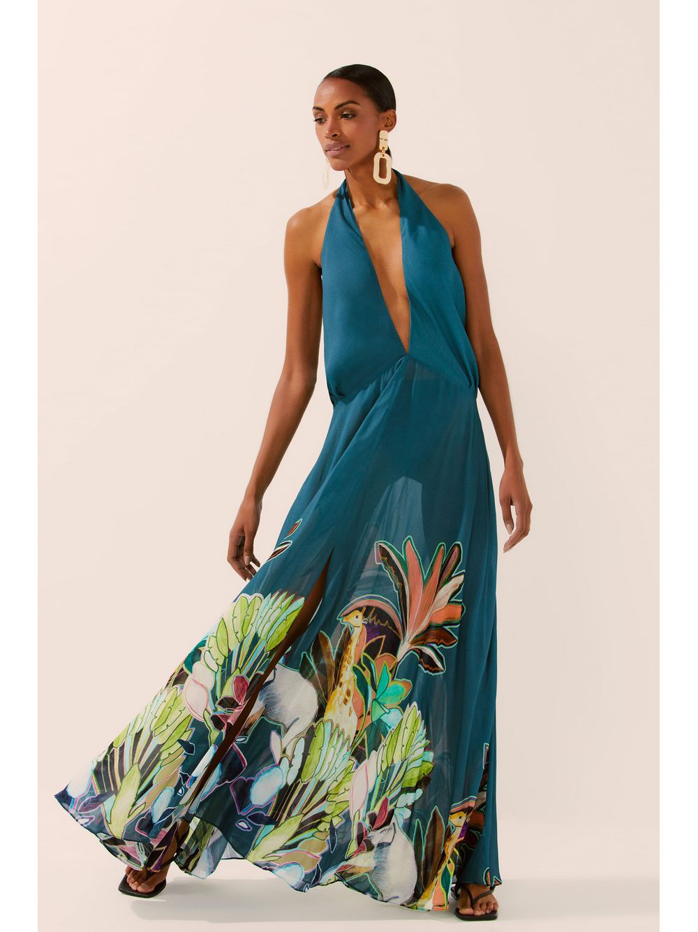 Água de Coco — Vestido Longo Decote V Floresta Ilustrada Localizada