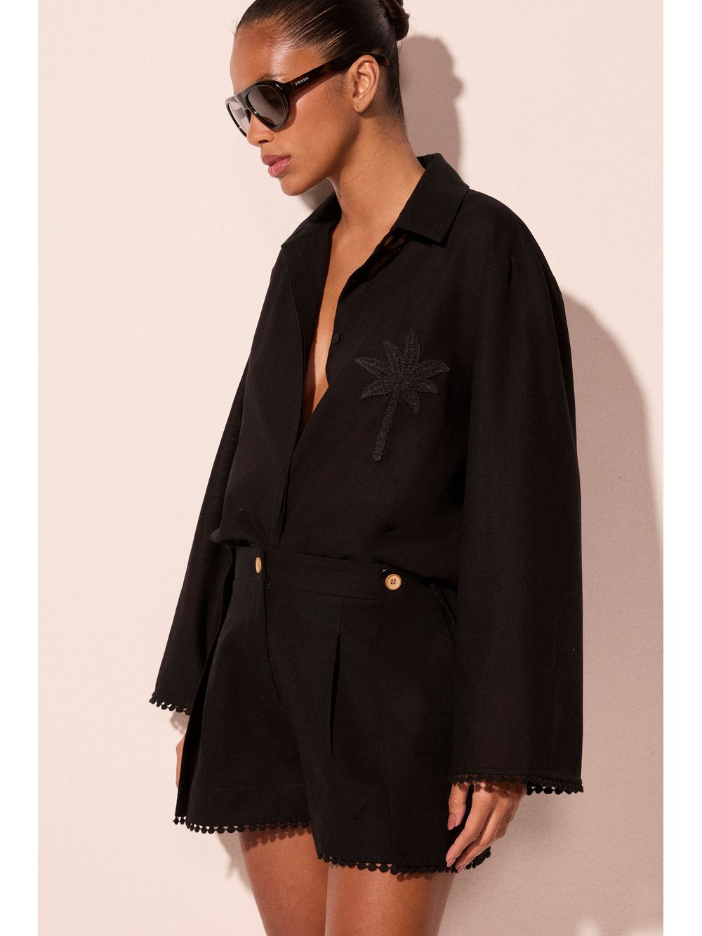 Água de Coco — Short Curto Aviamento Cidra Preto