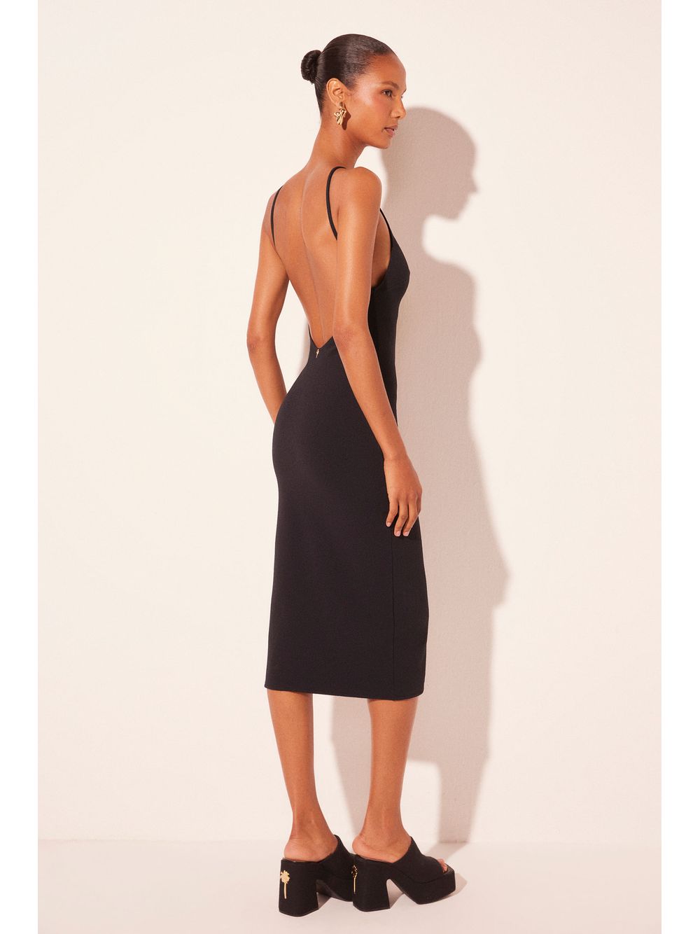Água de Coco — Vestido Midi Chacal Bordado Preto