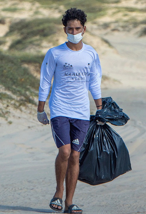 Homem com saco de lixo