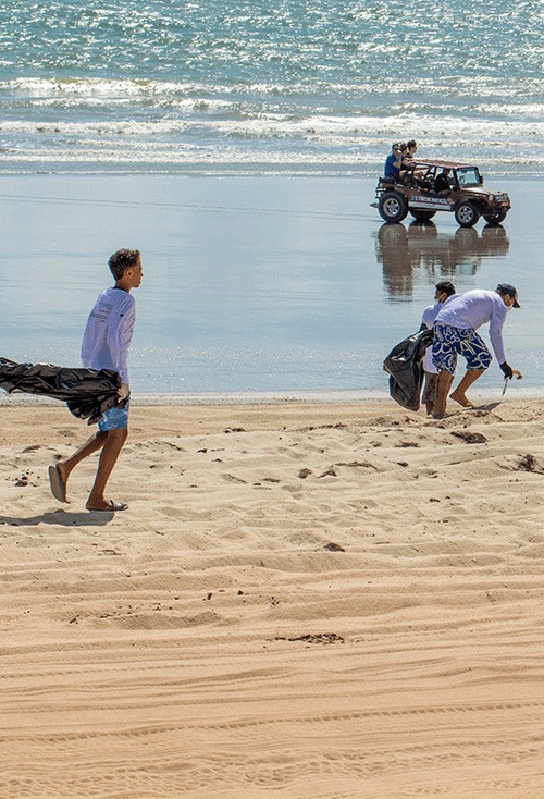 Homens caregando lixo